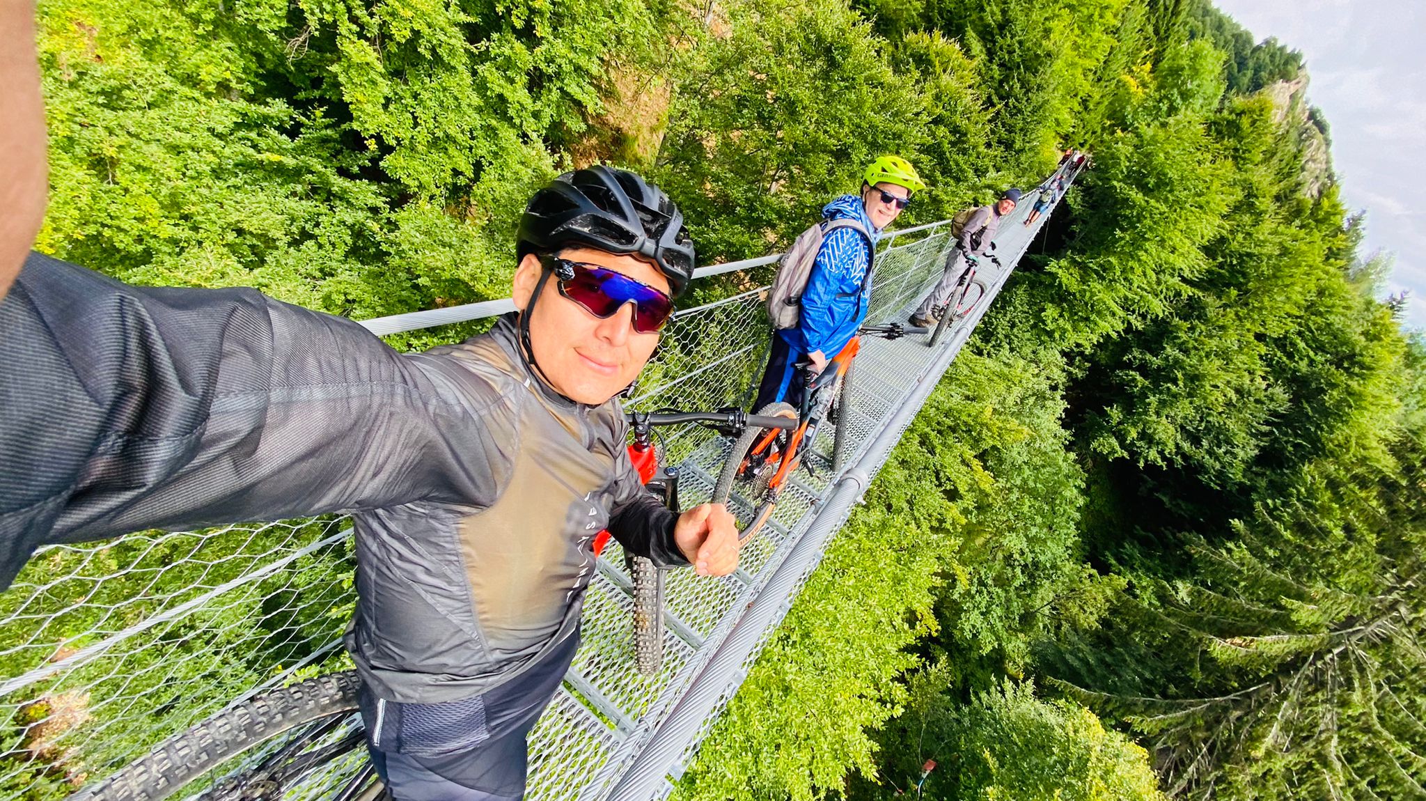 SOLO NOI SUL PONTE IN BICI